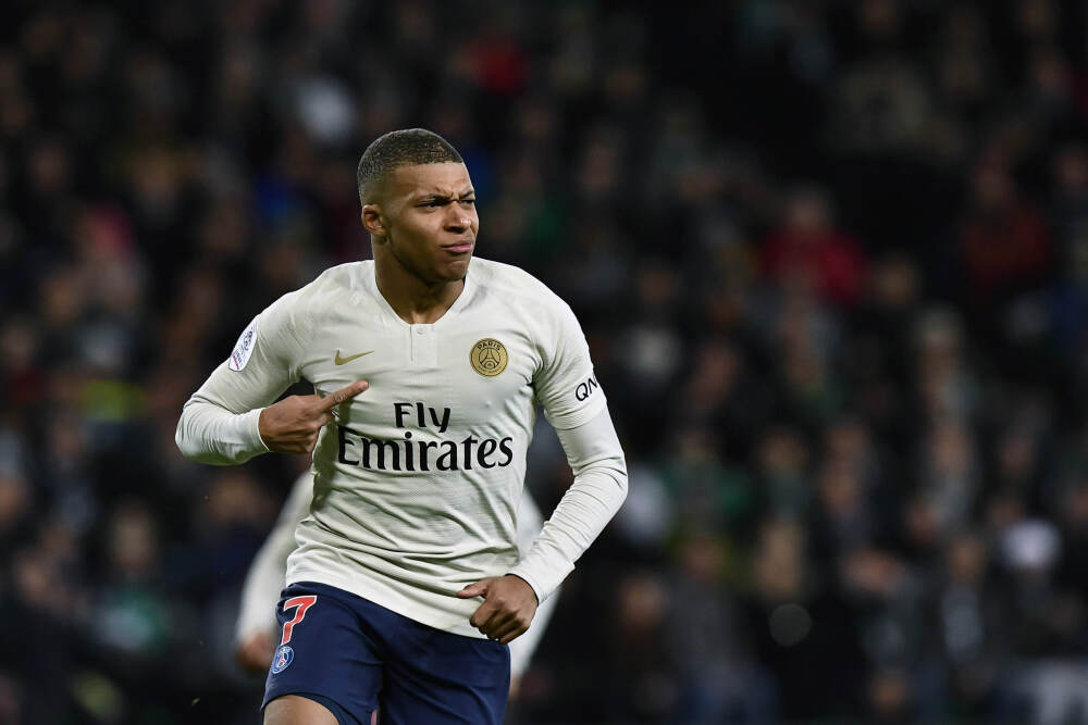 C罗：我的生理年龄只有28.9岁，也会吃汉堡、熬夜放纵自己